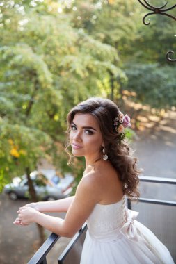 Güzel genç gelin düğün günü. Tatil elbise