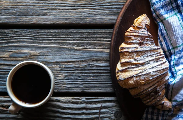 Taza de café con croissant para el desayuno. Comida, mañana, merienda —  Fotos de Stock