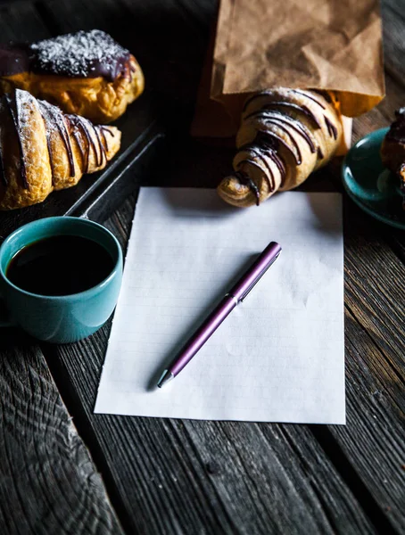 Le croissant avec café et bloc-notes — Photo