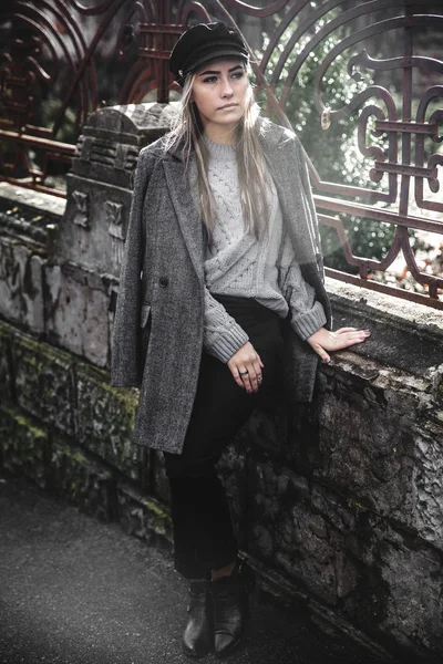 Streetstyle portret van de jonge vrouw dragen kleurrijke gebreide kleding op de straat. Outdoor, straat, lifestyle. — Stockfoto