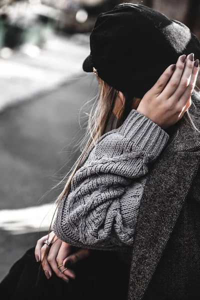 Streetstyle portrét mladé ženy nosit barevné pletené oblečení na ulici. V přírodě, ulice, životní styl. Pojmu nezávislý, kutilství tvůrčí práce a života. — Stock fotografie