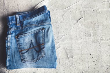 Beton zemin (üstten görünüm üzerinde gri kot pantolon)