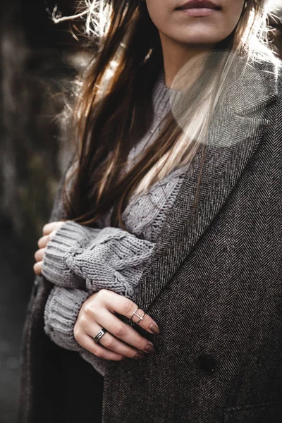 Retrato al estilo de calle de una mujer joven que usa ropa de punto colorida en la calle . — Foto de Stock