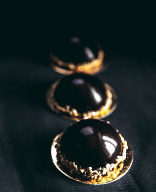 Siyah bir zemin üzerine küçük çikolatalı kek. Brownie