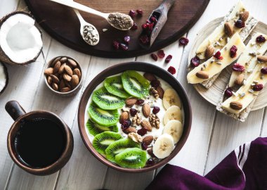 Yoğurt ahşap arka plan üzerinde farklı meyve ile. Yararlı gıda, beslenme, organik.