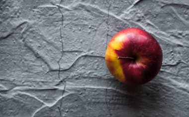 Kırmızı elma gri arka plan, meyveler, yiyecek