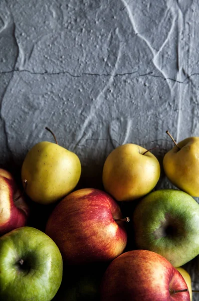 Apfel auf grauem Hintergrund, Früchte, Lebensmittel — Stockfoto