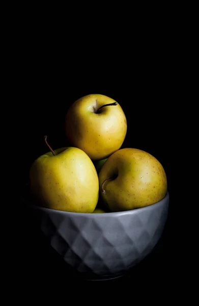 Чаша с желтыми яблоками. На черном фоне . — стоковое фото