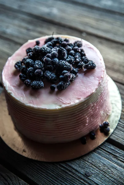 Kuchen mit einer rosa Tönung mit Blaubeeren — Stockfoto