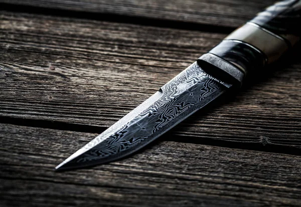 Нож ручной работы из стали и деревянной ручки — стоковое фото