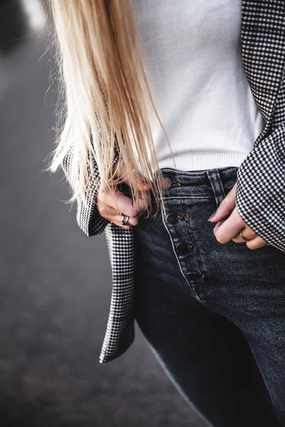 Attraente ragazza in giacca e t-shirt bianca che cammina lungo la strada . — Foto Stock