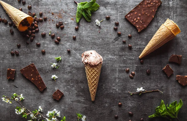 Cokelat es krim dan bunga musim semi — Stok Foto