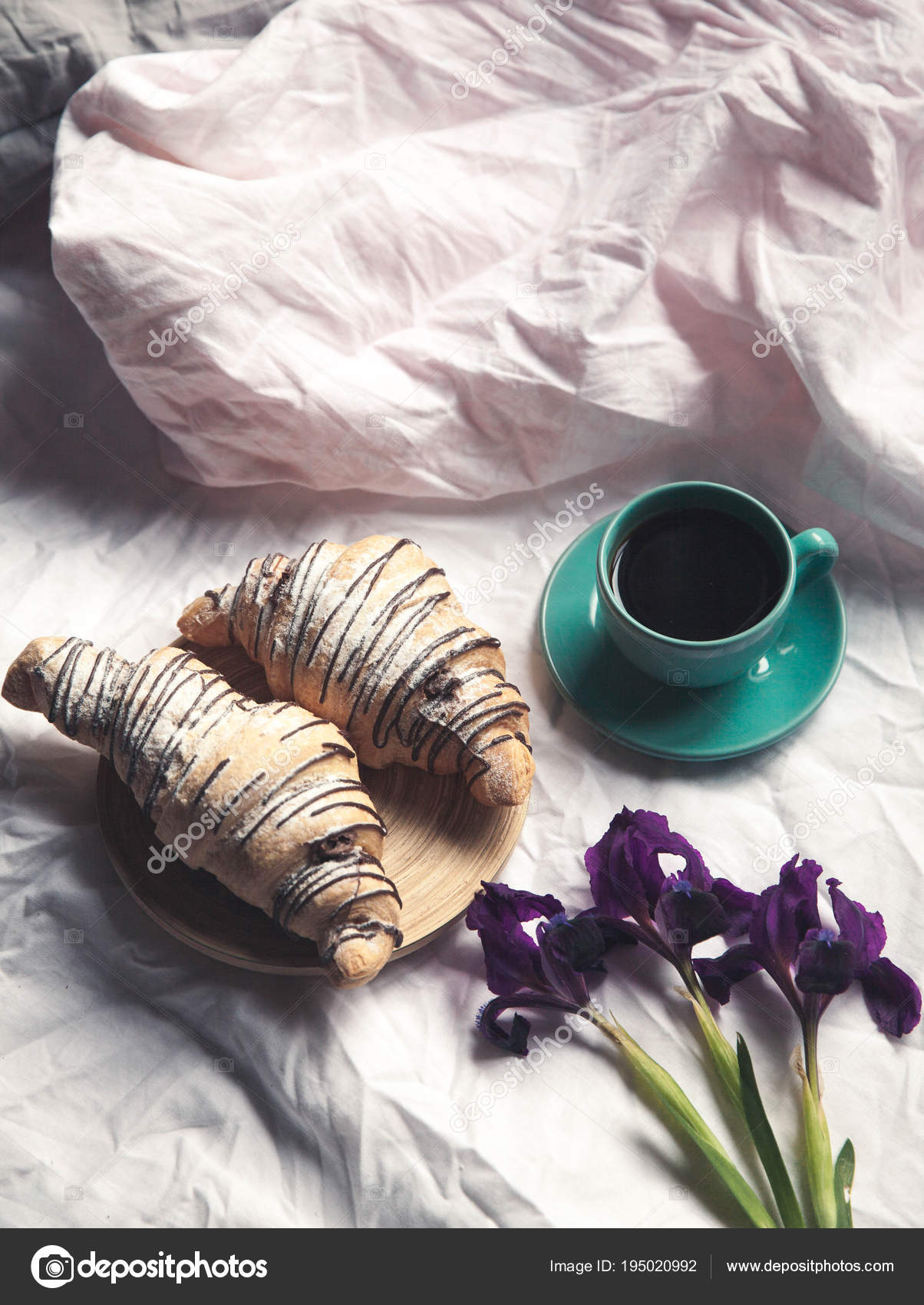 Petit Dejeuner Dans Le Lit Matin Croissant Cafe Fleurs Et Un Carnet Avec Un Stylo Planification Image Libre De Droit Par Serbogachuk5 C Petit Dejeuner Dans Le Lit Matin Croissant Cafe Fleurs Et Un Carnet Avec Un Stylo Planification Image Libre De Droit Par Serbogachuk5 C