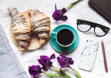 Yatakta kahvaltı. Sabah, kruvasan, kahve, çiçek ve bir defter bir kalem ile. Planlama