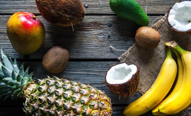 Ananas muz, mango, avokado ve Hindistan cevizi ahşap arka plan ile. Meyve, gıda, doğa