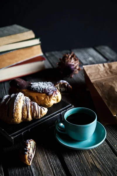 Tasse croissante et blanche de café noir sur toile marron . — Photo