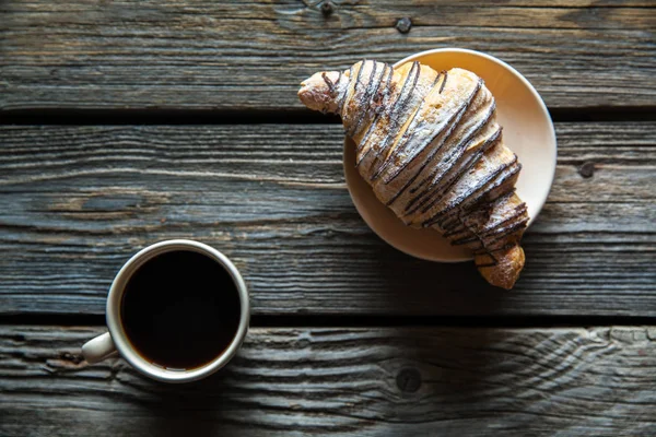 Tasse à café avec croissant pour le petit déjeuner. Nourriture, matin, goûter — Photo