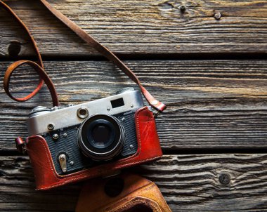 Ahşap masa arka plan, vintage renk tonu Retro kamera