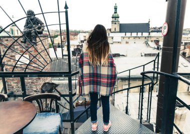 Güzel genç kız çatıda duran ve city adlı arıyorsunuz