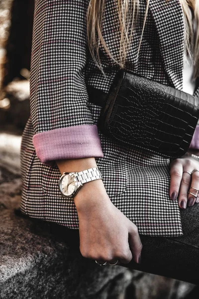 Mode jeune femme portant chapeau noir manteau à carreaux veste sac à main — Photo