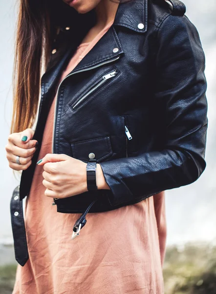 Jovem mulher vestindo jaqueta de couro, homem, moda, estilo — Fotografia de Stock
