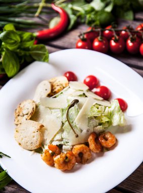 Et, peynir ve ahşap arka plan üzerinde domates salatası