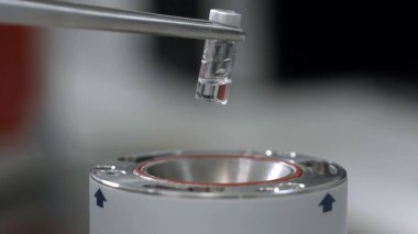 Laboratuvardaki santrifüje cam kapsül örneği ekle, seçici odaklanma görünümü kapat.