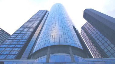 FRANKFURT, GERMANY - 30 Ocak 2019: Frankfurt 'un Innenstadt bölgesindeki ana kule gökdelen binasının alçak açılı görüntüsü.