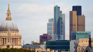 St. Paul Katedrali ve Londra gökdelen binaları