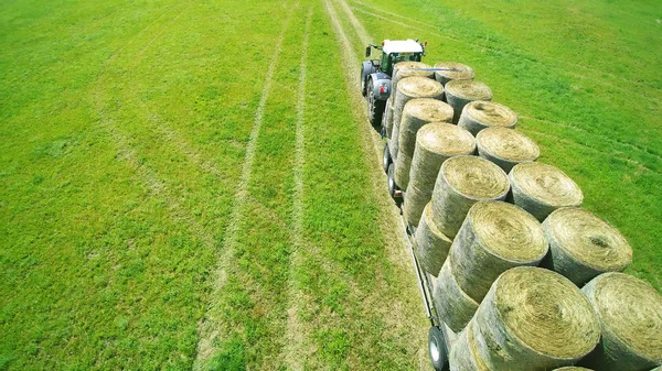 Vista Ángulo Alto Del Transporte Pacas Redondas Remolque Tractor — Foto de Stock