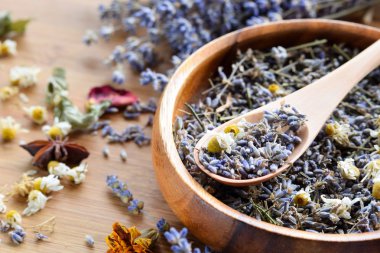 Lavanta ve papatya ile kurumuş otlar