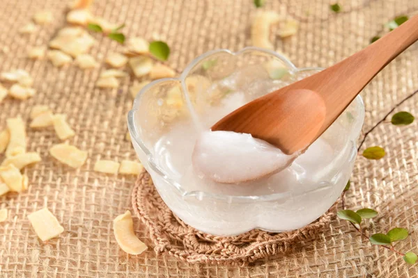 Aceite de coco con cuchara — Foto de Stock