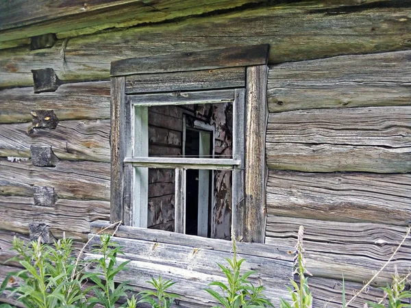 Eski bir evin penceresi