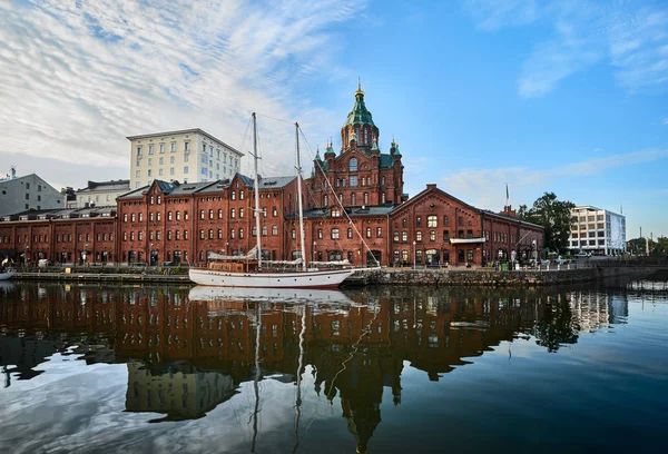 Helsinki Uspenski Katedrali'ne bir görünüme