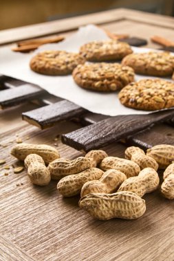 Tahıl ve lif ve fındık ile yulaf ezmeli kurabiye