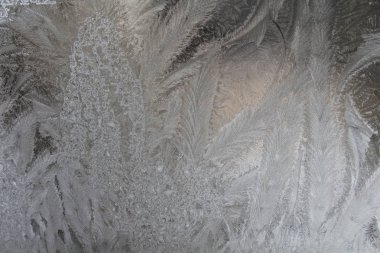 Rus kışı. Pencerede soğuk bir desen var. Penceredeki buz.