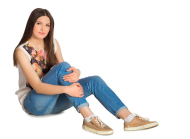 Katta oturan genç çekici kadın