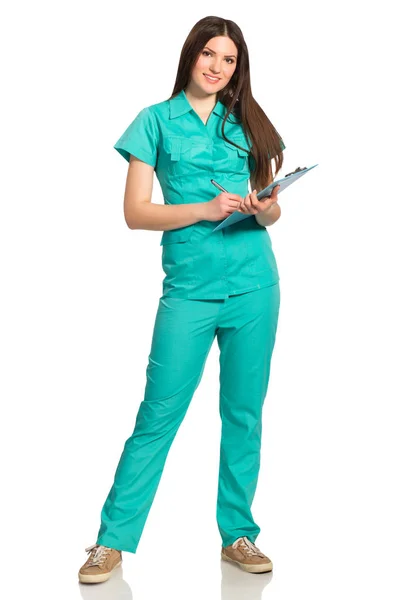 Pano yazı ile üniformalı rahat gülümseyen hemşire