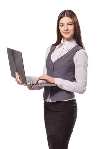 İzole dizüstü bilgisayarda çalışan genç gülümseyen kadın