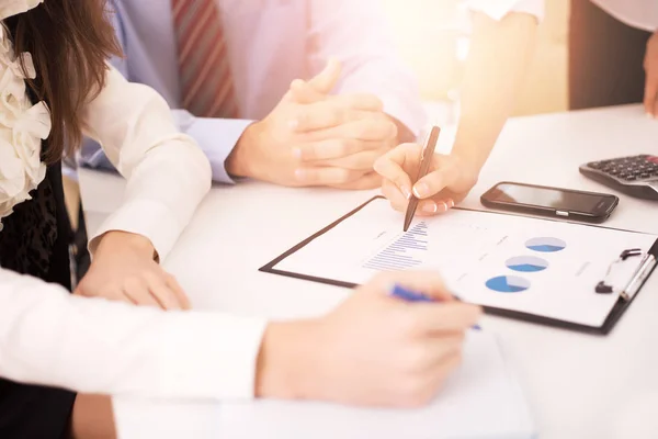 Çalışma ve belge üzerinde işaret uymak yakın çekim