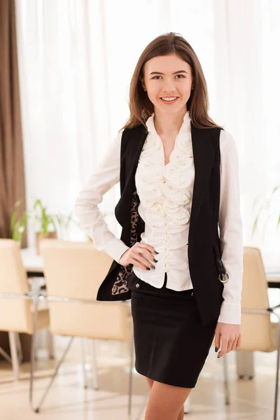 Porträt einer jungen lächelnden Geschäftsfrau — Stockfoto