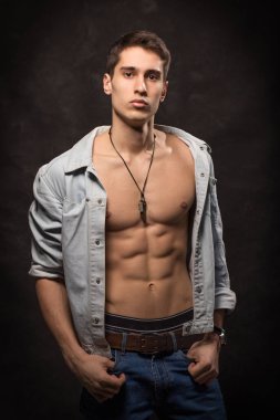 Kot kıyafetleri yakışıklı bir adam portresi