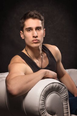 Koltukta oturan yakışıklı bir adam portresi
