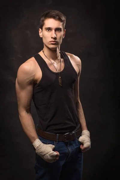 Yakışıklı street fighter bandaj ile