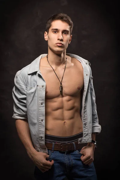 Kot kıyafetleri yakışıklı bir adam portresi