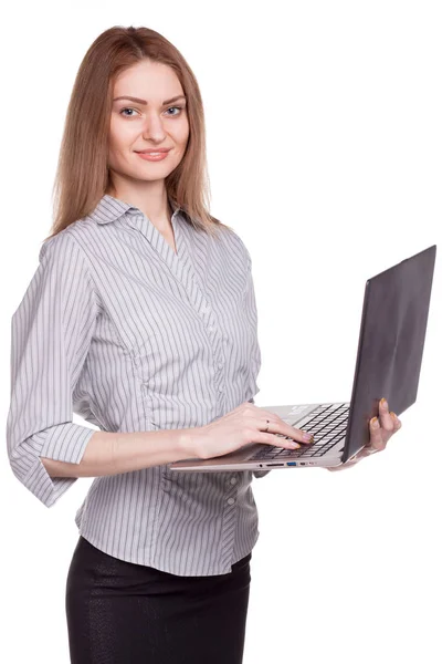 Jovem sorrindo mulher trabalhando no laptop isolado — Fotografia de Stock