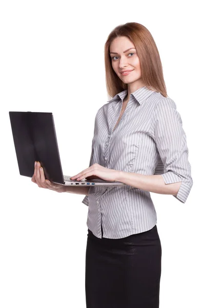 İzole dizüstü bilgisayarda çalışan genç gülümseyen kadın