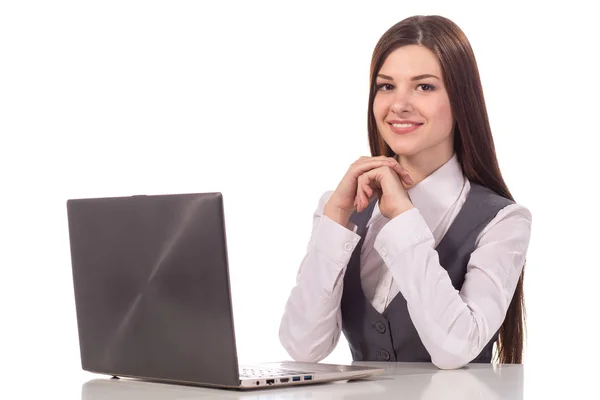 İzole dizüstü bilgisayarda çalışan genç gülümseyen kadın