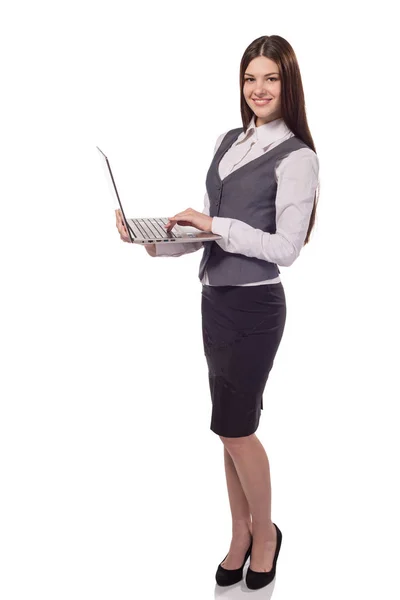 Młoda kobieta interesu uśmiechający się komputera przenośnego do efektywnej pracy na białym tle — Zdjęcie stockowe
