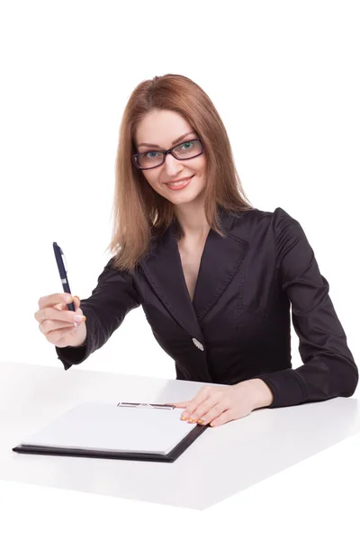Uśmiecha się kobieta kierownik oferta do podpisywania ważnych dokumentów — Zdjęcie stockowe